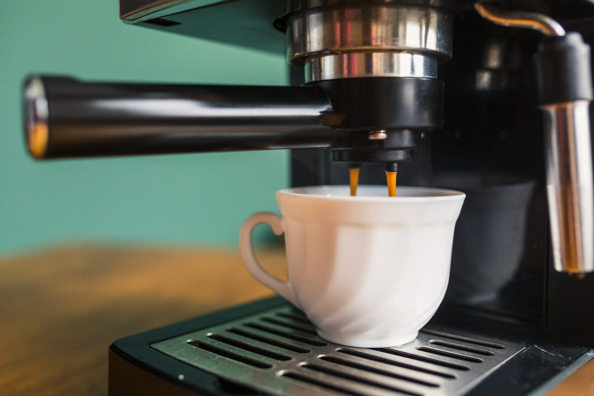 Celebre o Dia Mundial do Café preparando a bebida em cafeteiras de qualidade