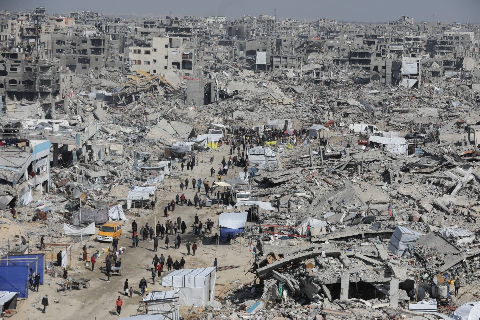 Palestinos na Faixa de Gaza após ataque de Israel