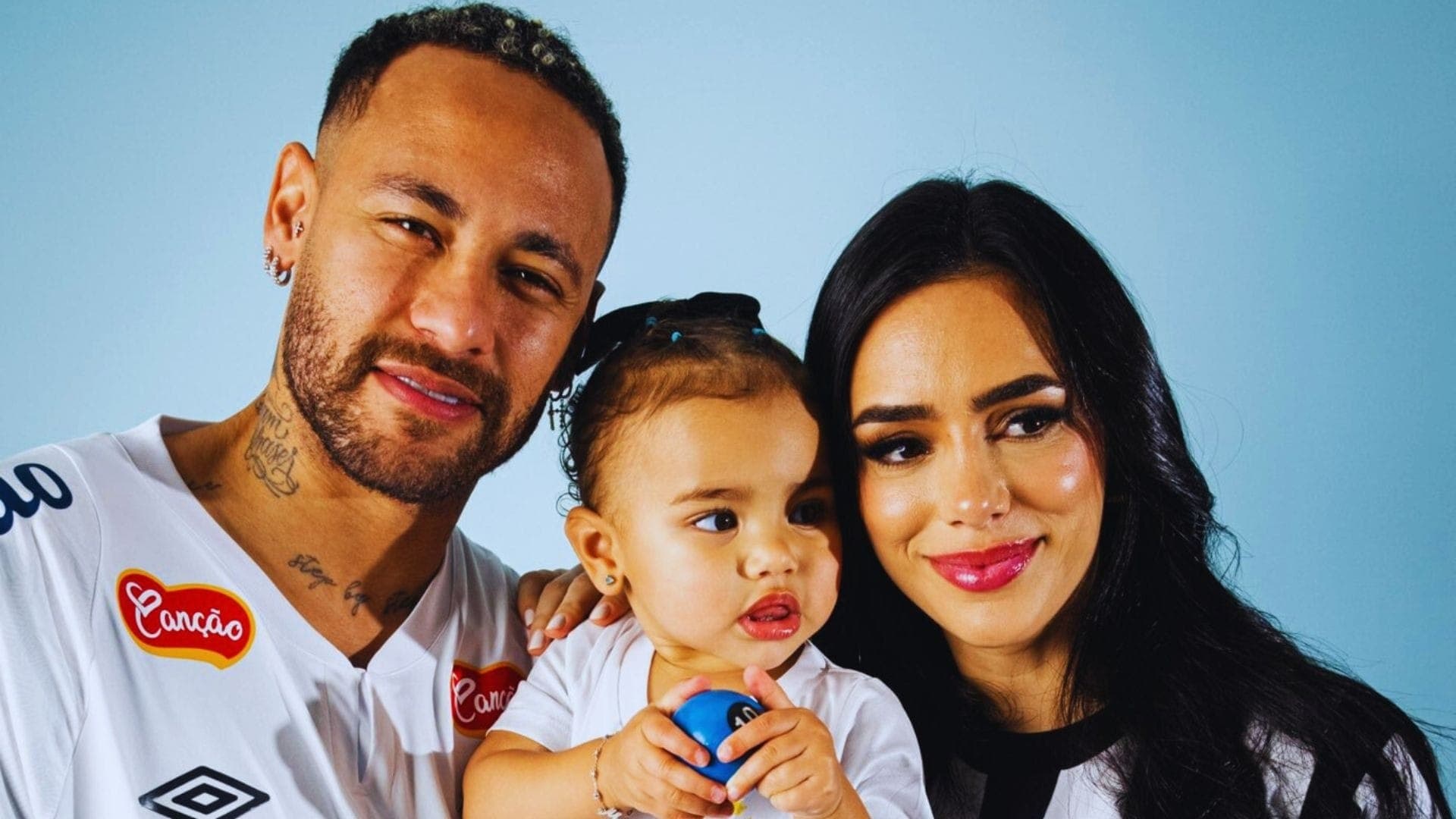 Santos, Mavie e a esposa Bruna Biancardi, que está gravida da quarta filha do jogador