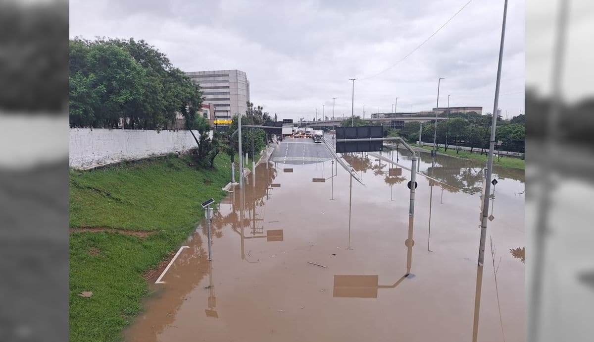 Temporal causa caos em São Paulo com fechamento da Marginal do Tietê