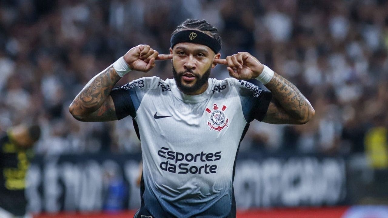 Memphis celebra gol do Corinthians contra o São Bernardo