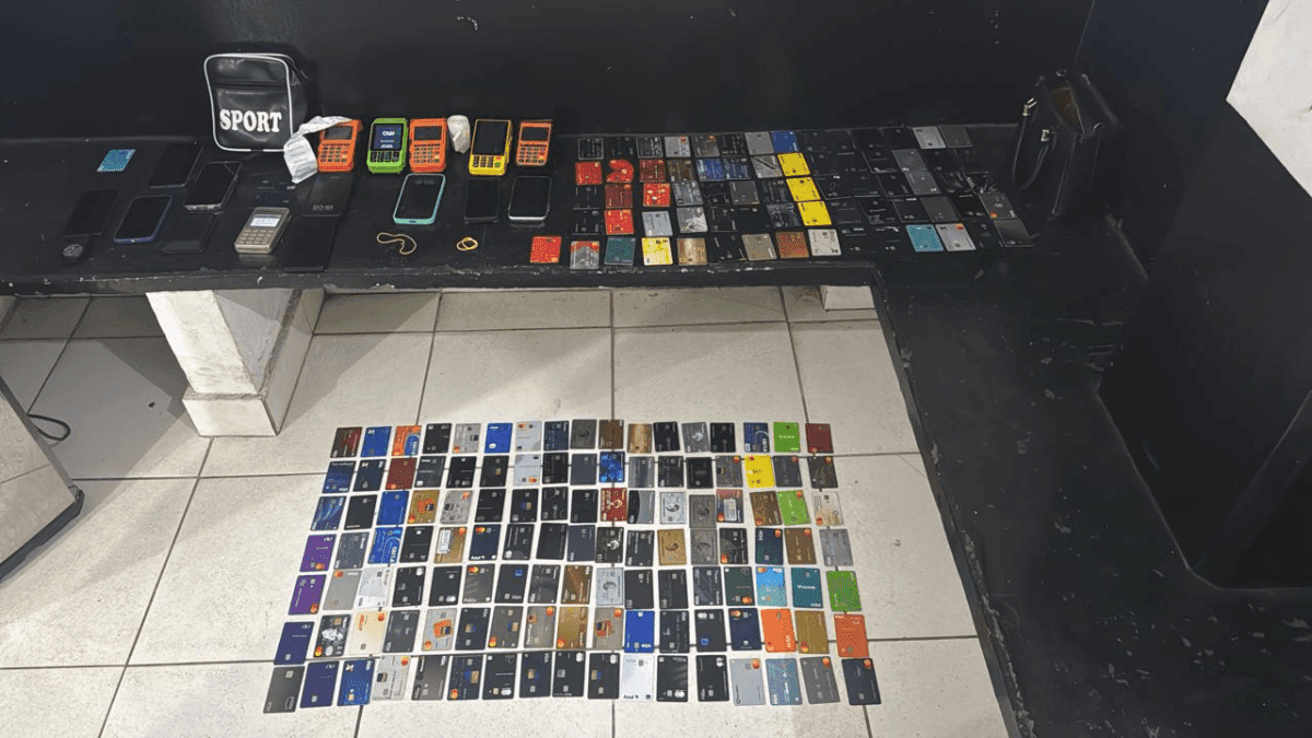 Celulares e cartões apreendidos durante operação em bloco de pré-Carnaval em SP