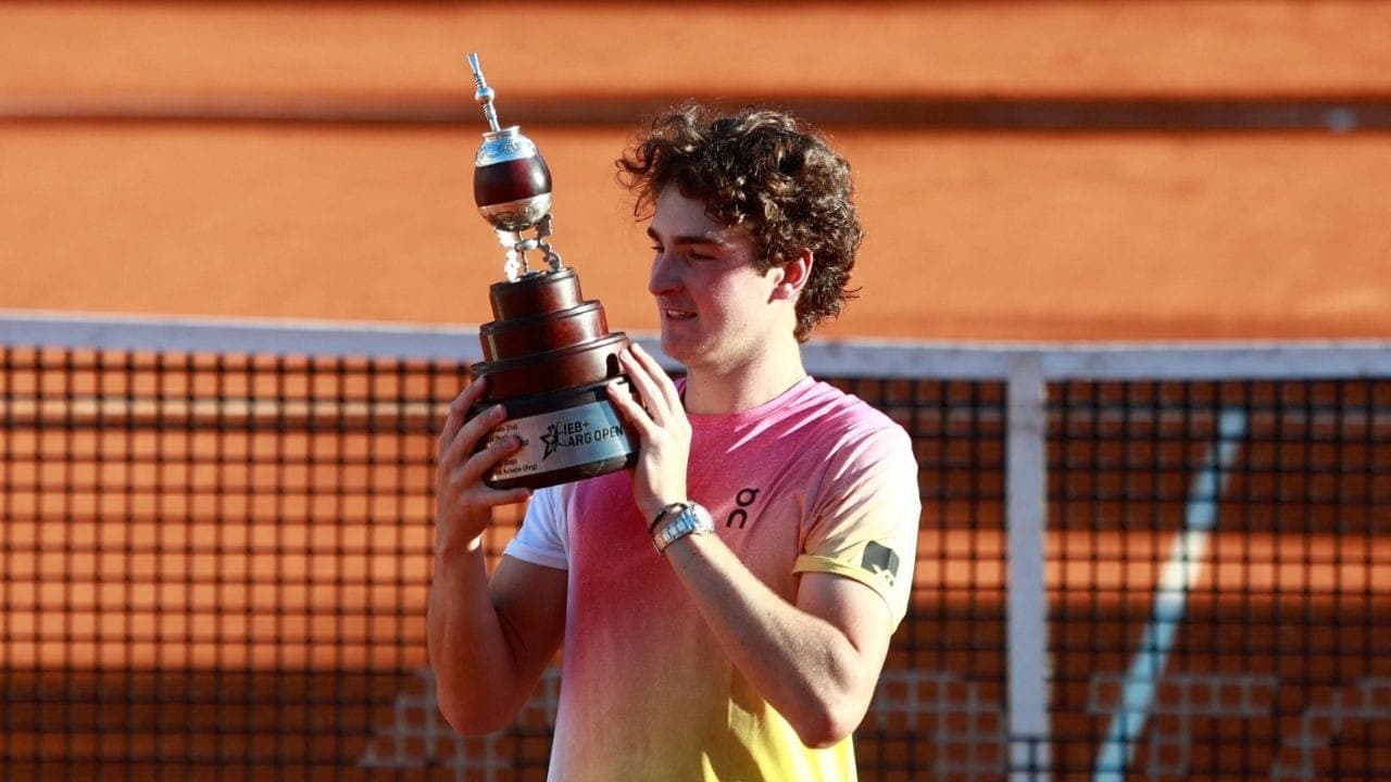 João Fonseca festeja título do ATP 250 de Buenos Aires