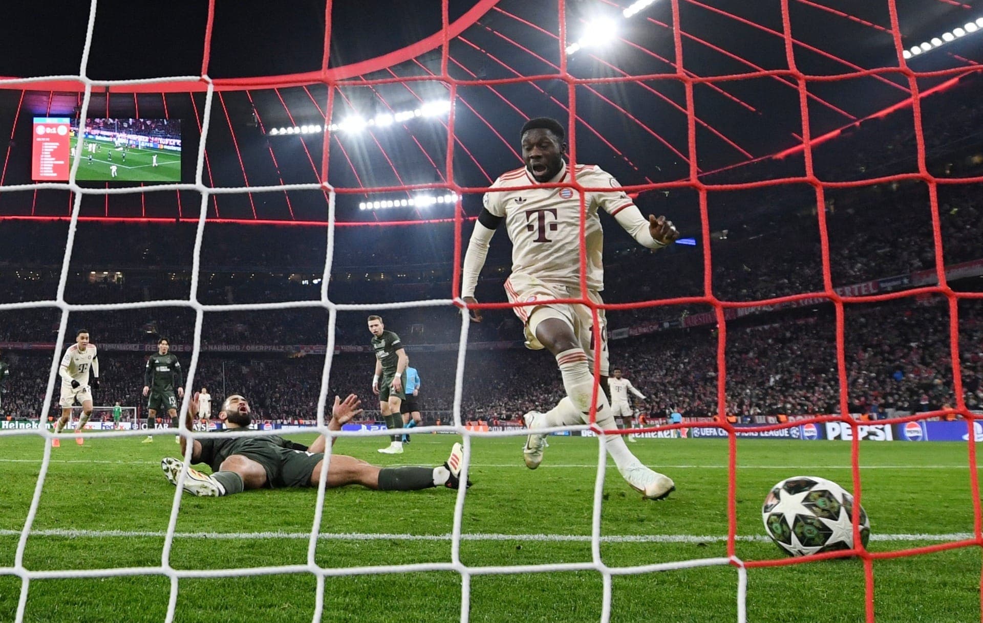 Davies marca no último minuto e Bayern de Munique avança na Champions
