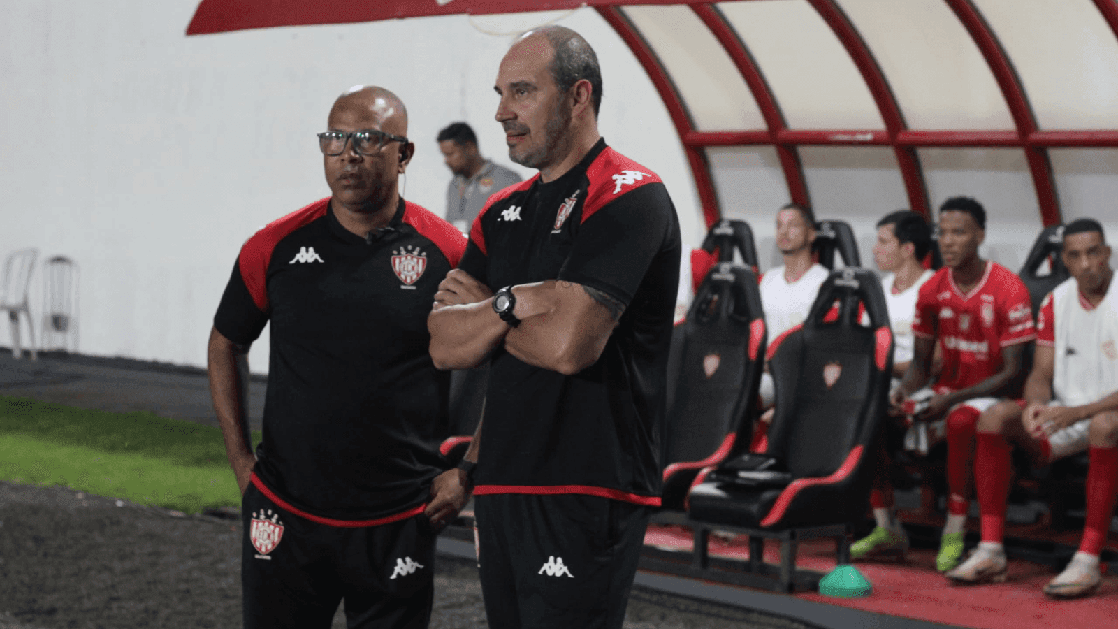 O auxiliar Anderson Valiñas e o técnico Allan Aal à beira do campo