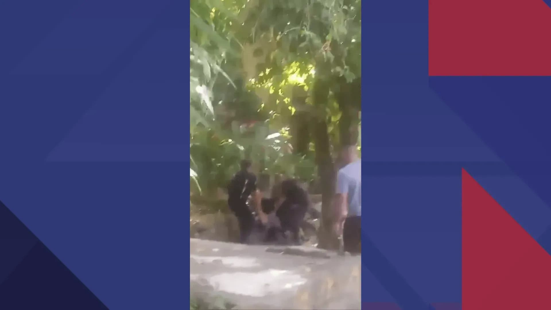 Ainda segundo a corporação, o agressor tentou retirar a arma de um dos agentes