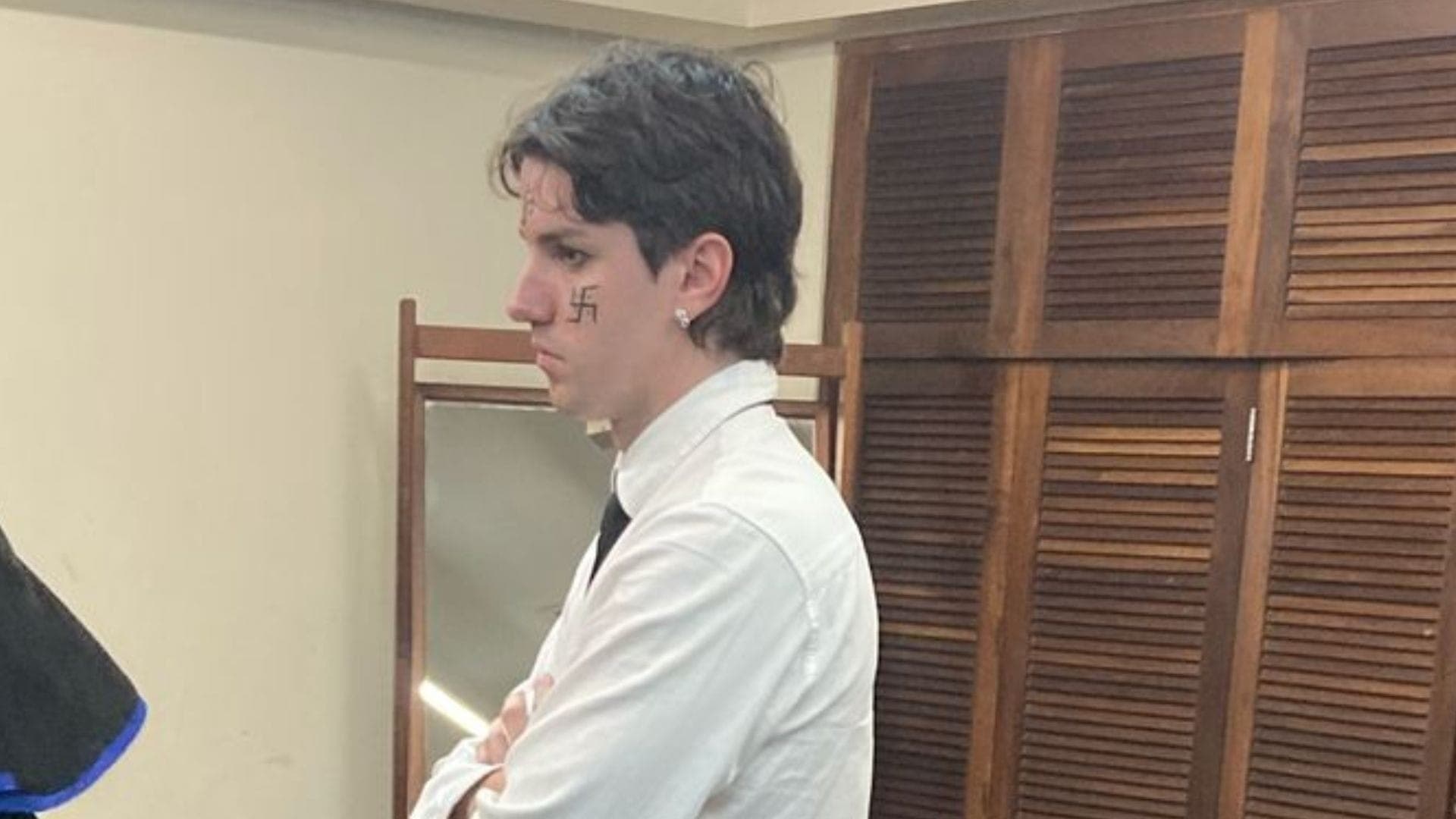 Aluno usava suástica no rosto antes de formatura