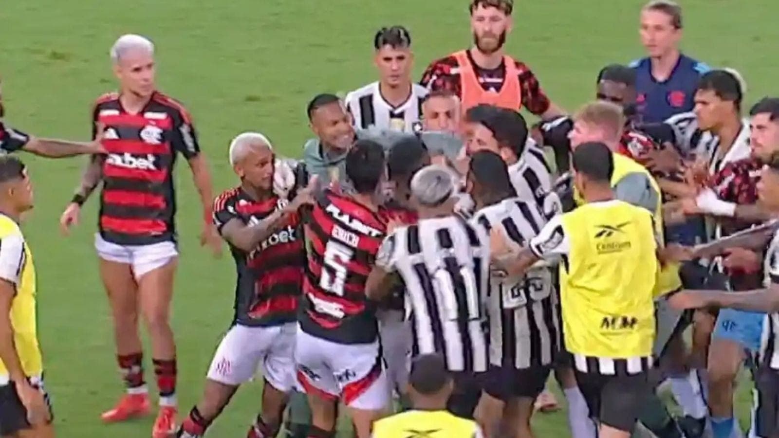 Clássico entre Flamengo e Botafogo teve confusão generalizada