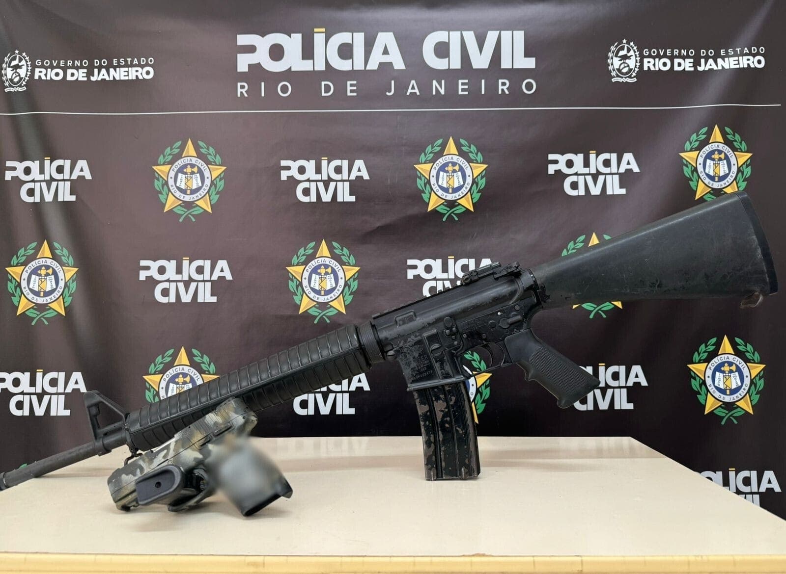 Fuzil e pista que foram recuperadas pela Polícia Civil