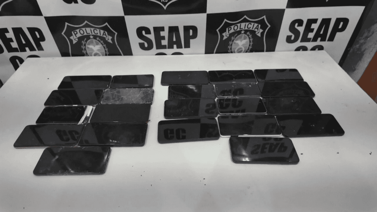 RJ: celulares são encontrados em fundo falso em presídio onde estão chefes do Comando Vermelho