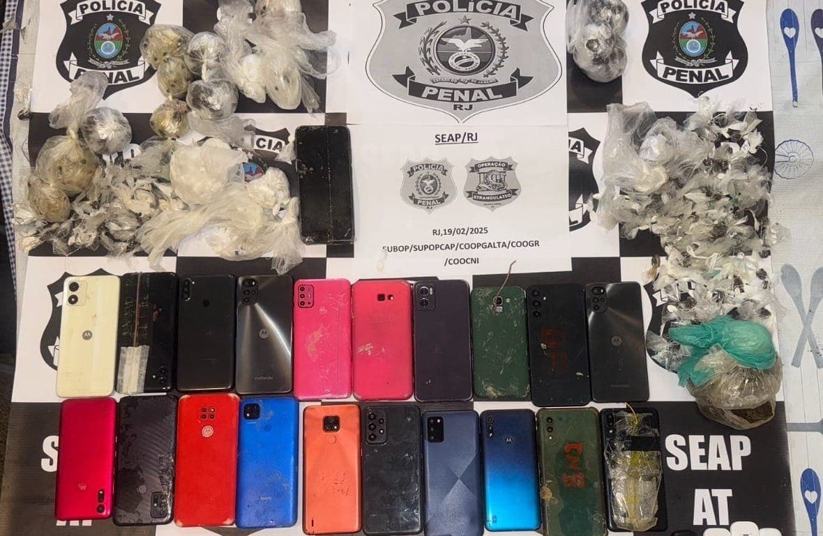 Sessenta e quatro celulares e quase dois quilos de material entorpecente foram apreendidos