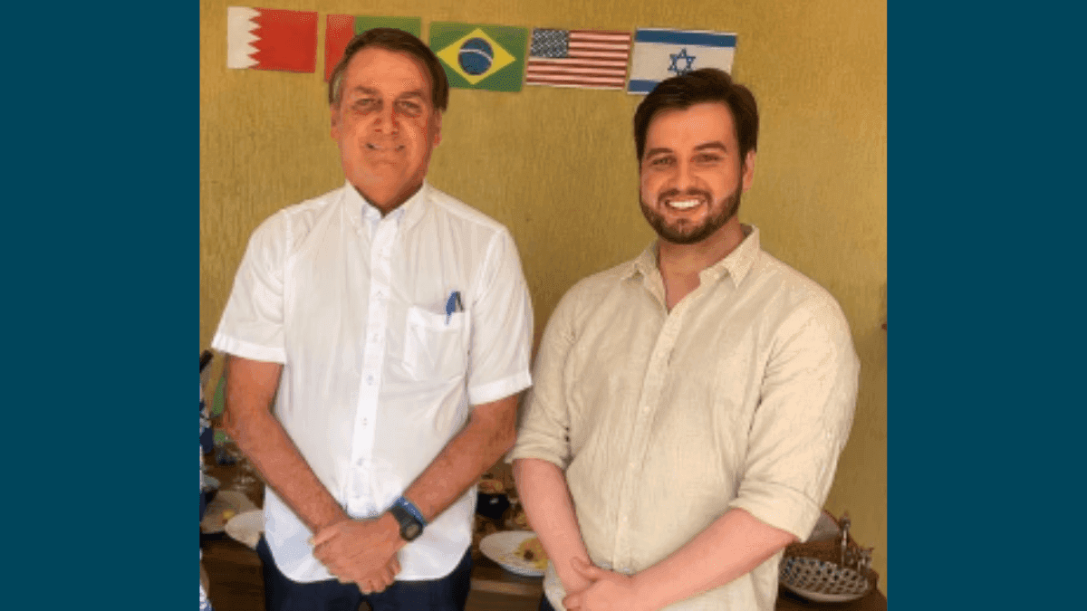 Sorocabano Filipe Martins e ex-presidente Jair Bolsonaro, ambos denunciados por tentativa de golpe de Estado pela PGR