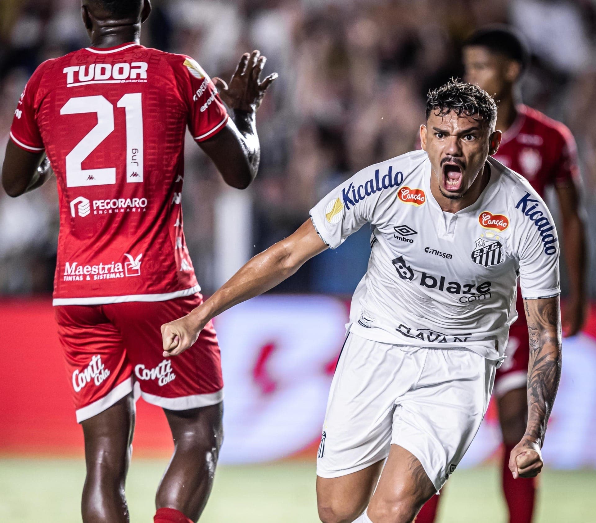 Tiquinho Soares comemora gol pelo Santos contra o Noroeste