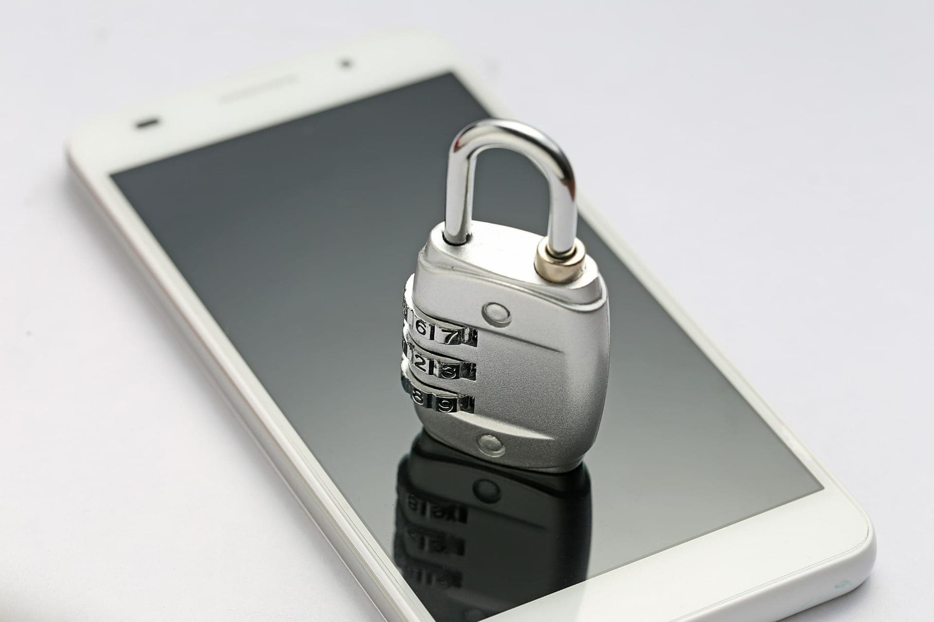 Adotar algumas medidas de segurança é essencial para proteger seus smartphone em casa de roubo ou perda