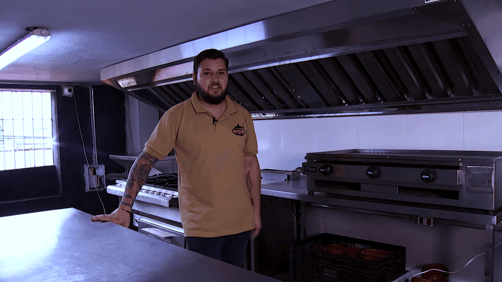 André mostra nova cozinha do Bar do Dedé