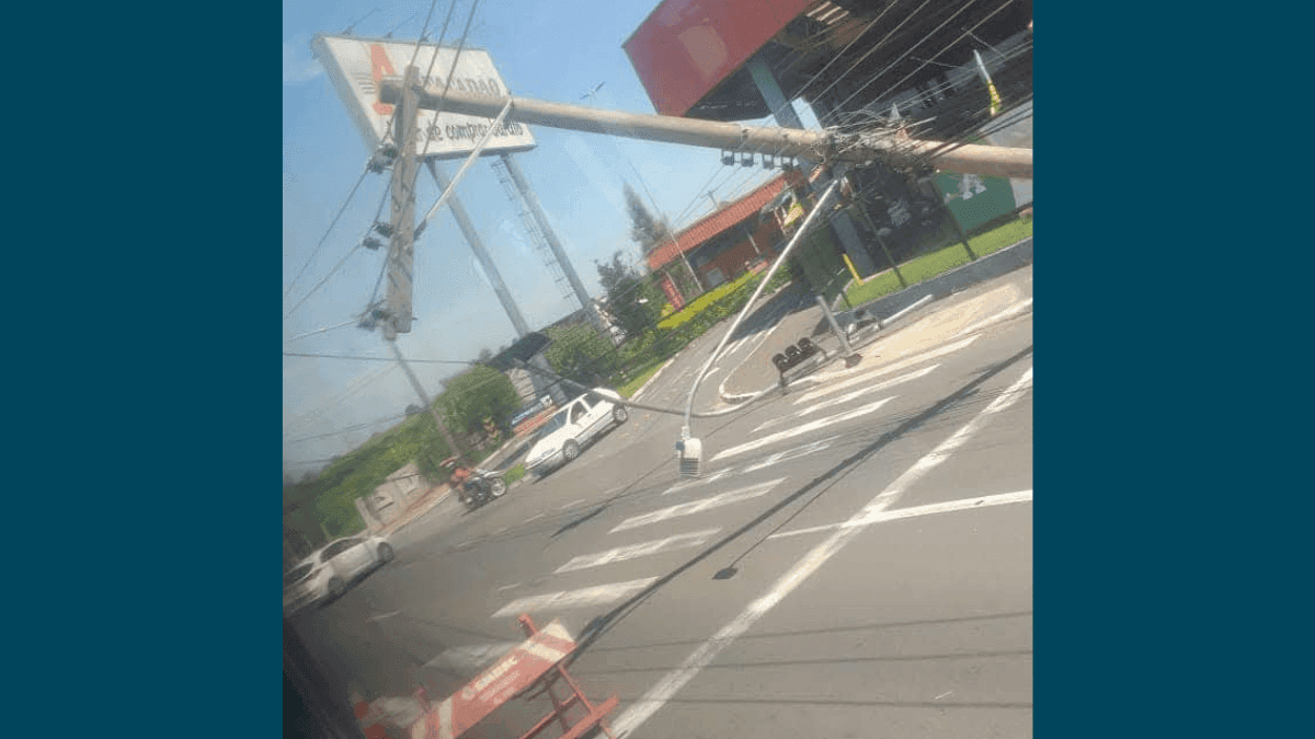 O poste está com risco de queda e prejudicou a sinalização do semáforo no local
