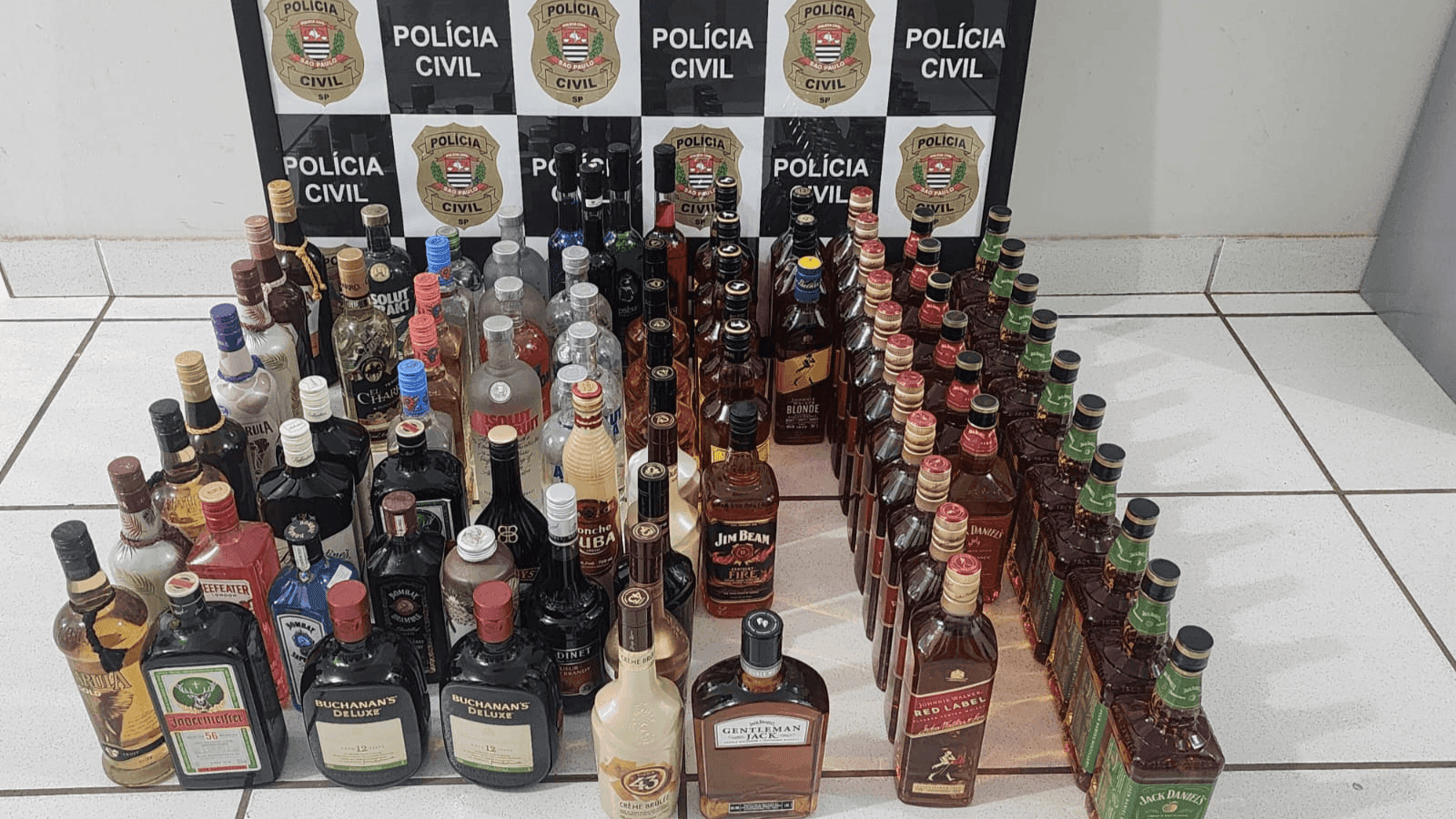 Os produtos apreendidos foram levados para a delegacia