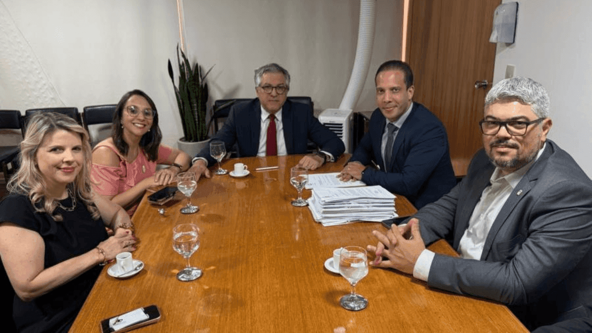 Prefeito Murilo Félix durante reunião com o Ministro Alexandre Padilha