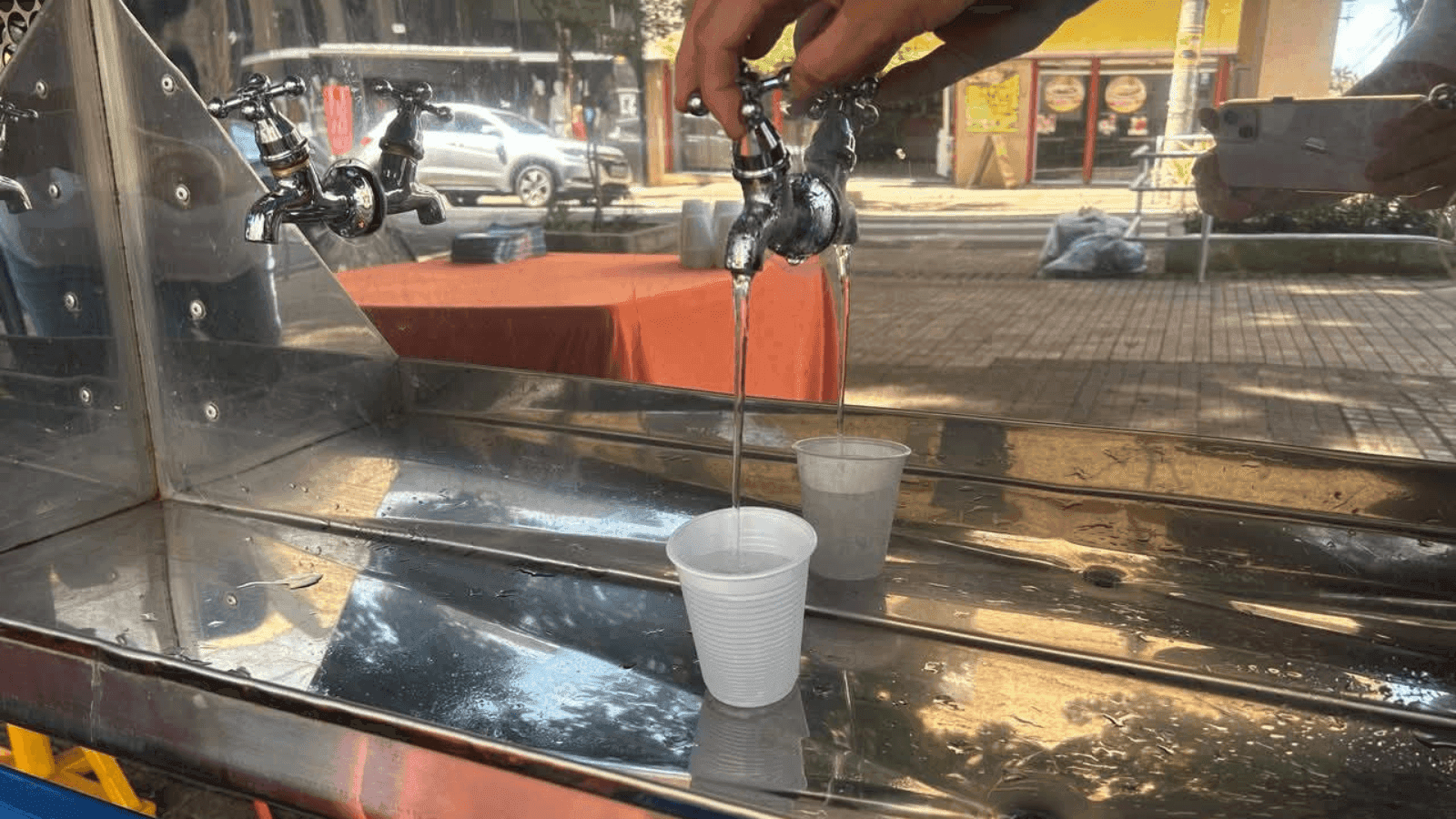 A prefeitura instalou pontos de hidratação para amenizar o calor