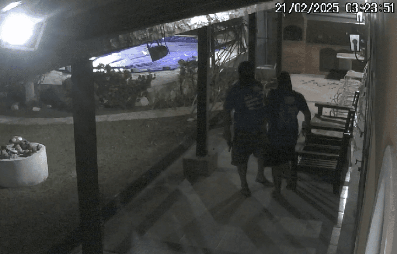 As imagens mostram os homens circulando por diferentes cômodos do imóvel.