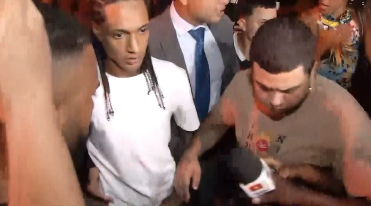 Saída do rapper Oruam de delegacia no RJ tem tumulto e confusão