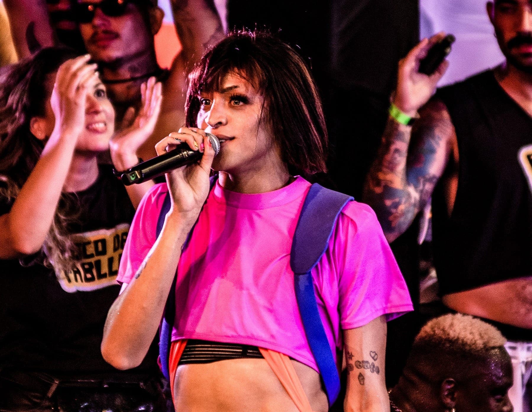 Segunda-feira (24/02): Pabllo Vittar vestida de Dora Aventureira