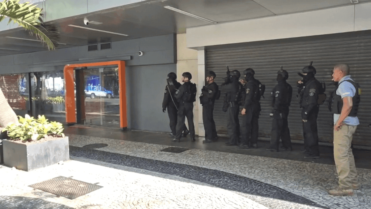 Homem invade agência bancária, faz cliente refém e acaba morto no Rio de Janeiro
