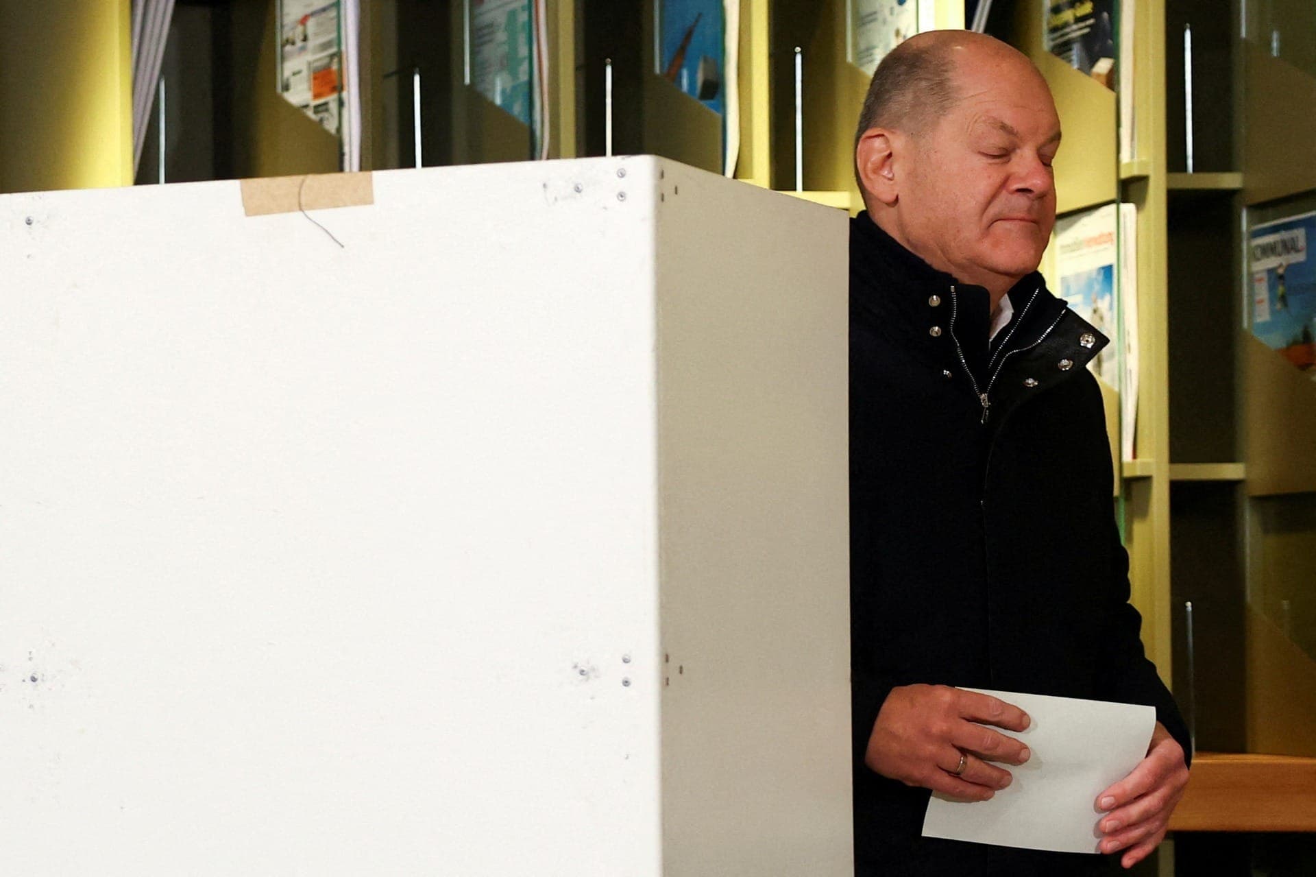 Chanceler alemão Olaf Scholz, do Partido Social Democrata (SPD), vota durante as eleições gerais de 2025