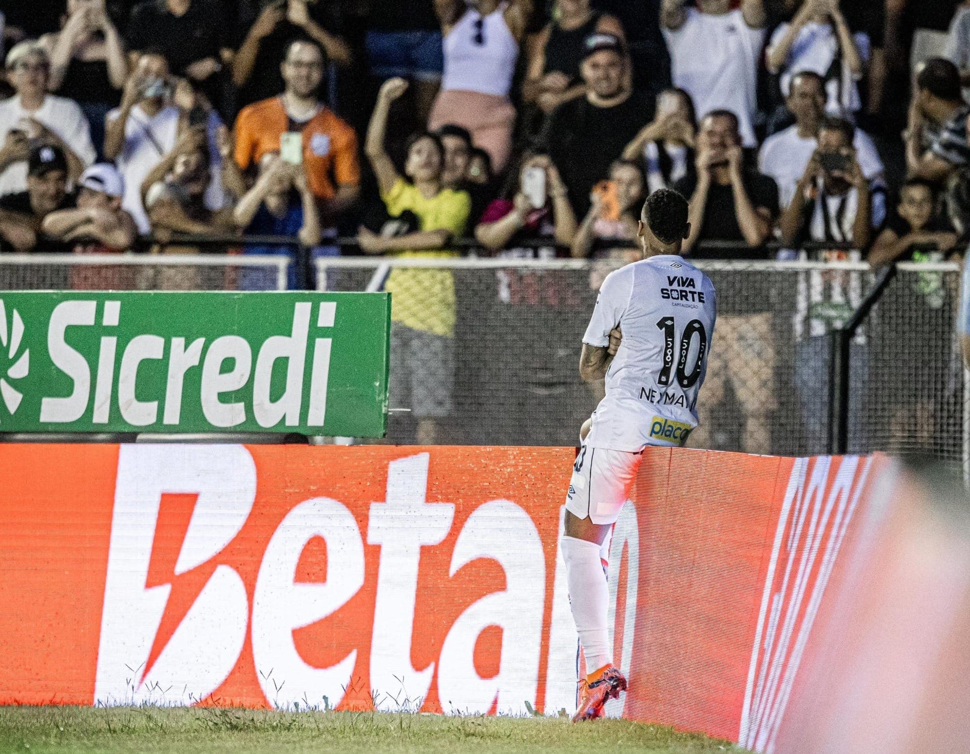 Neymar comemora gol olímpico em jogo do Santos contra Inter de Limeira