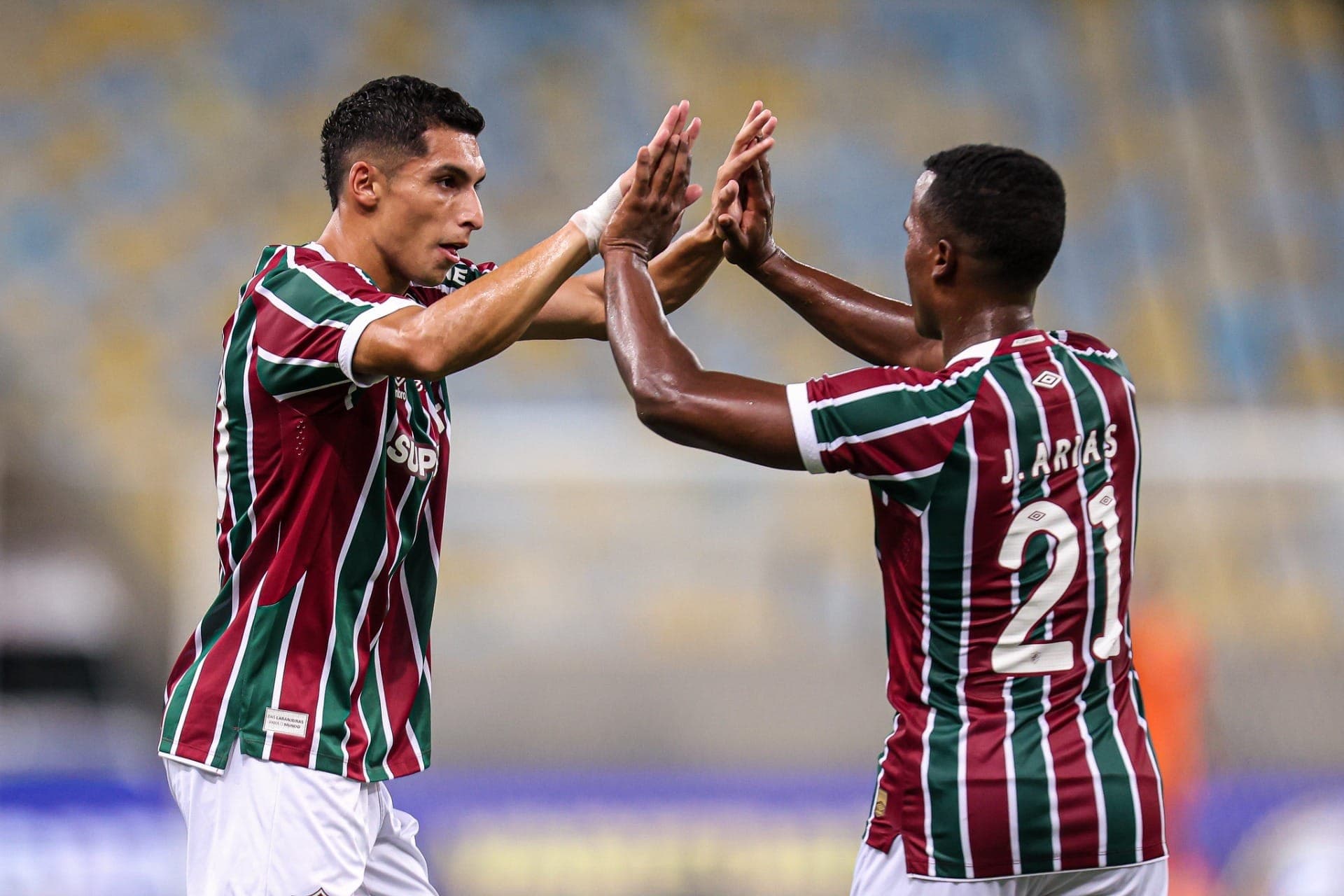 Serna comemora gol com Arias: Fluminense venceu o Bangu e avançou à semi do Carioca