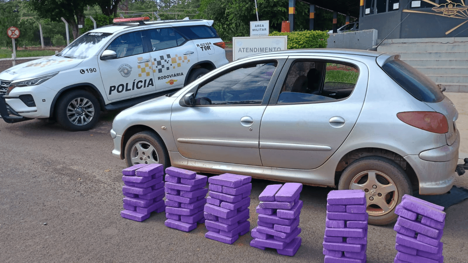 A droga estava escondida em meia a ração para animais