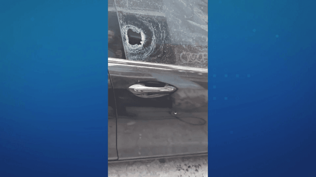 GPS da morte: idoso entra em comunidade e tem carro atingido por tiros no RJ