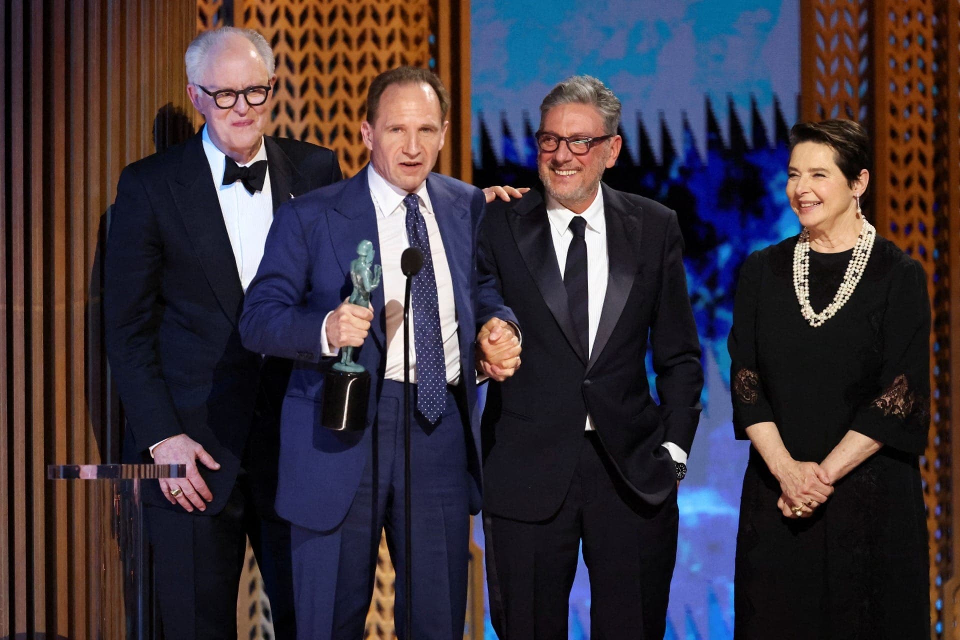 John Lithgow, Ralph Fiennes, Sergio Castellitto e Isabella Rossellini recebem o prêmio de Melhor Elenco em um Filme por Conclave na 31ª edição do SAG Awards, em Los Angeles, Califórnia