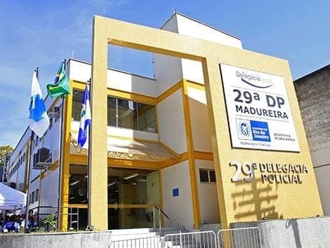 Os agentes abordaram a dupla no bairro de Cavalcanti, mas o condutor desobedeceu a ordem de parada