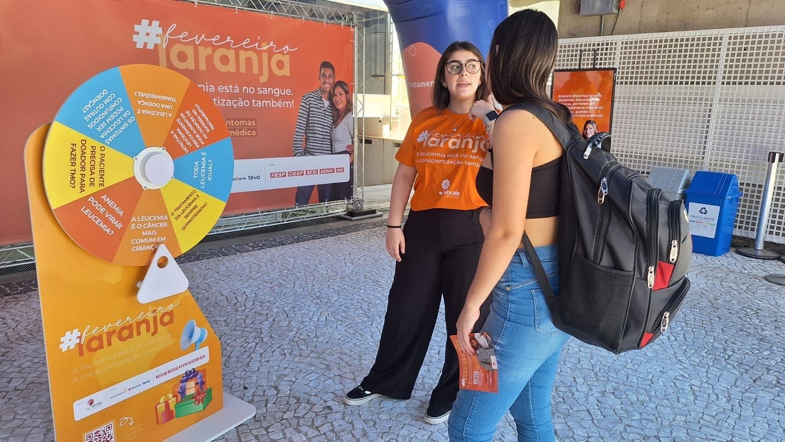Ação na Avenida Paulista, em São Paulo, informa população sobre as leucemias