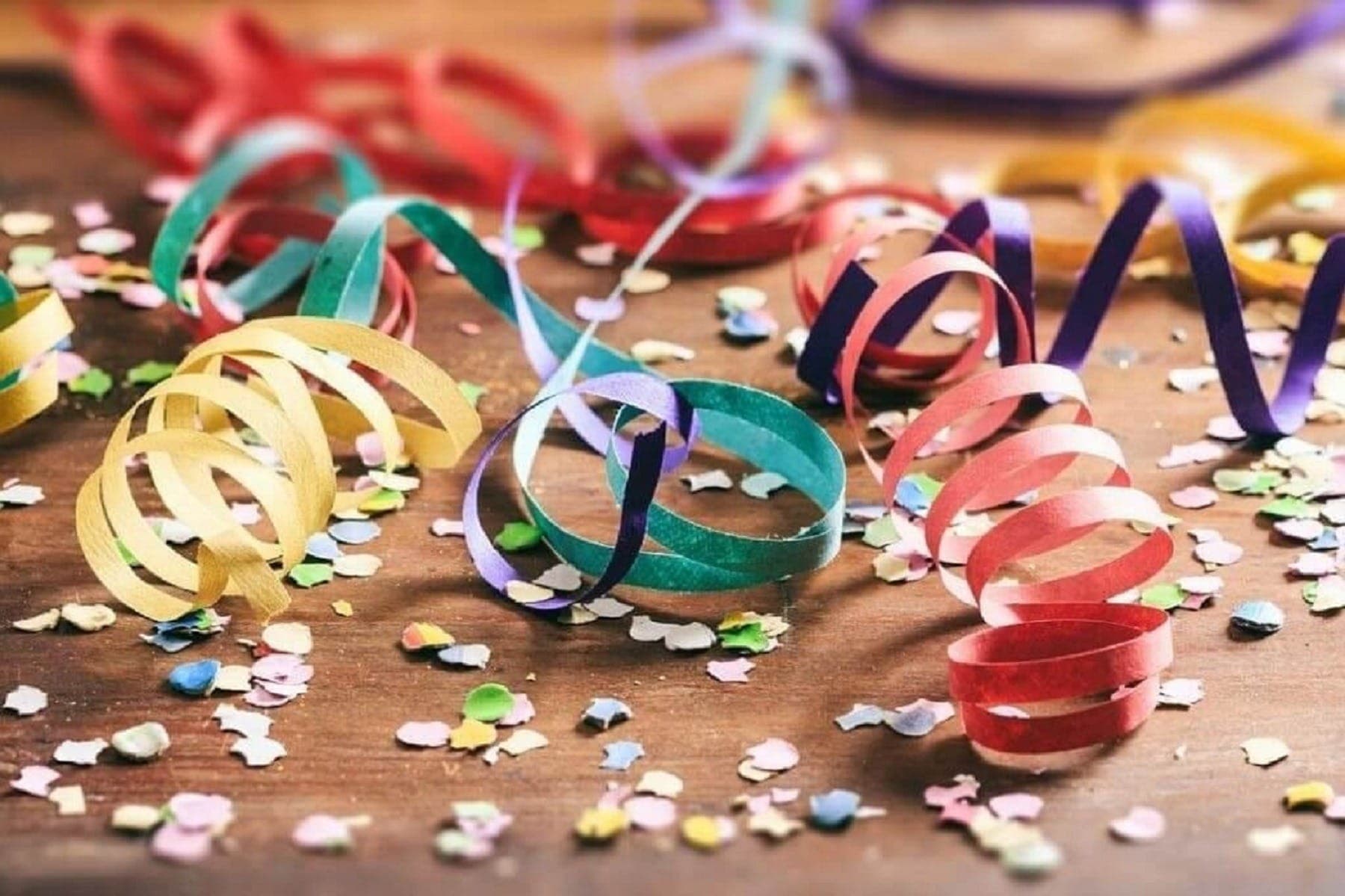 Mesmo com a proibição, as serpentinas metálicas são facilmente encontradas à venda na internet