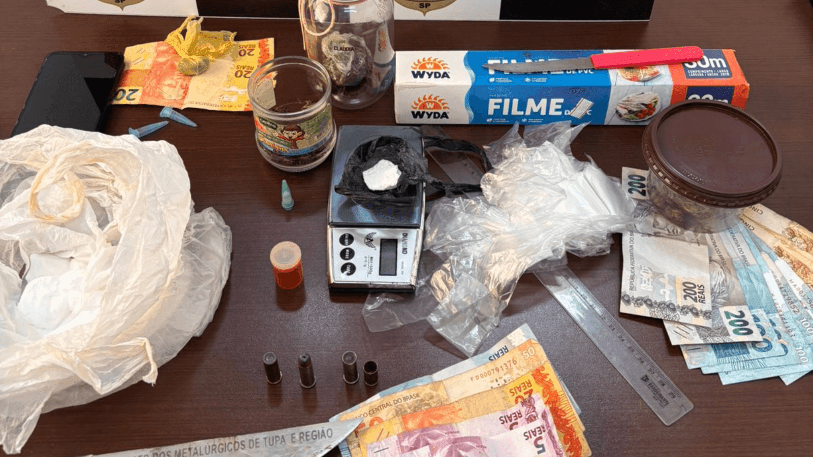 Os suspeitos estavam de posse de porções de drogas