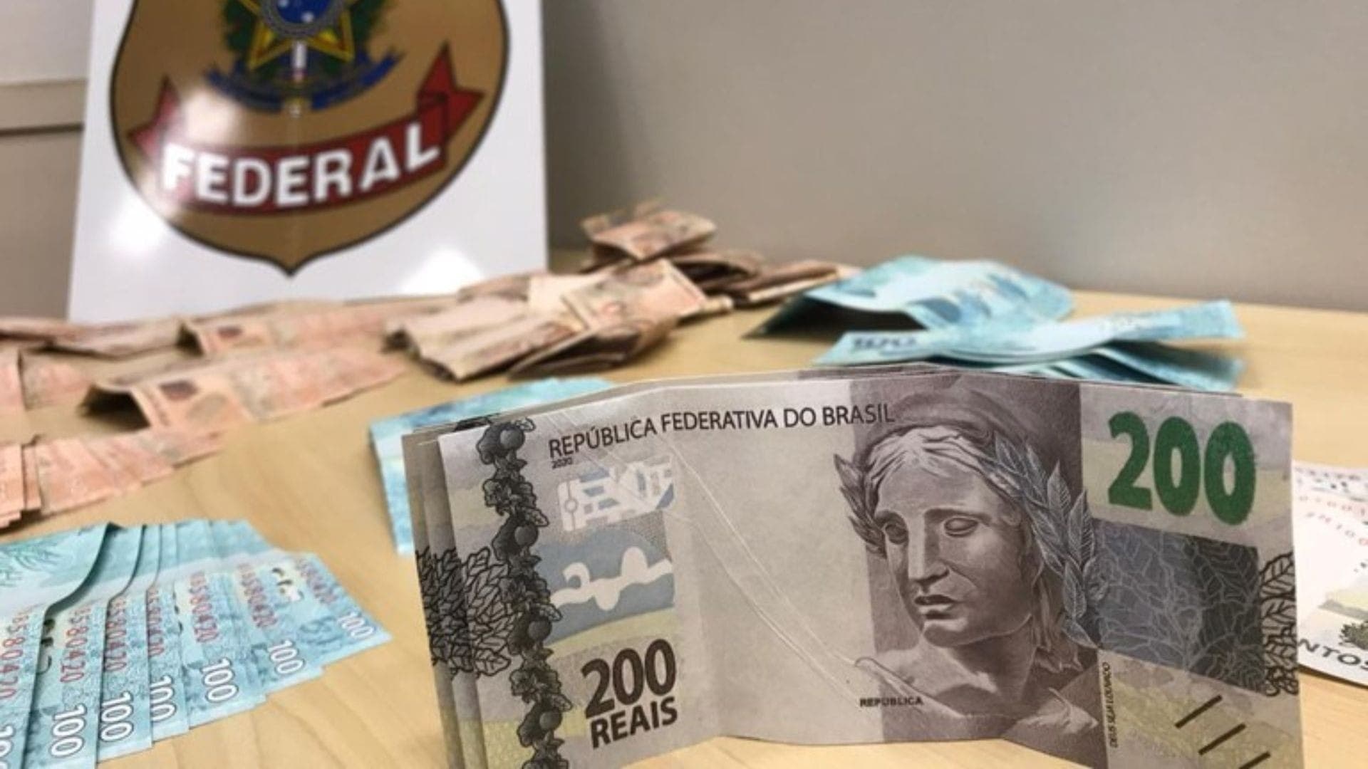Polícia Federal durante operação contra lavagem de dinheiro