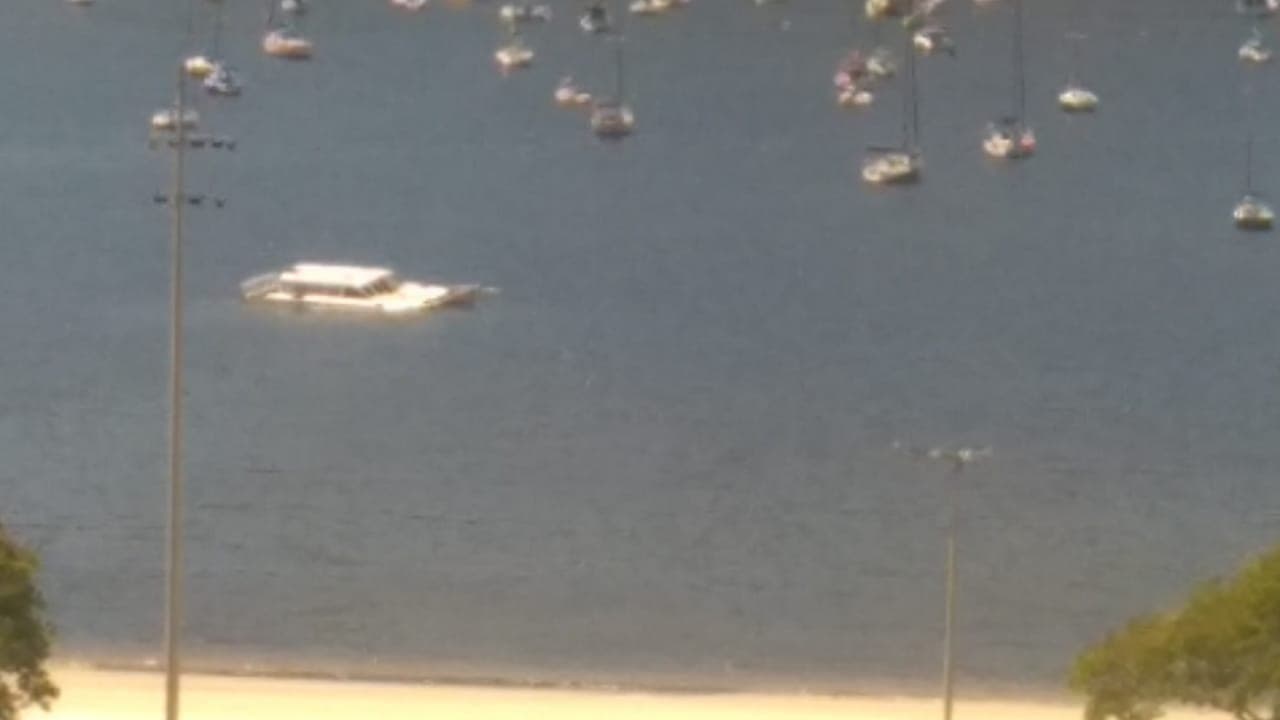 A embarcação que estava ancorada na região chegou a ficar com metade da estrutura submersa