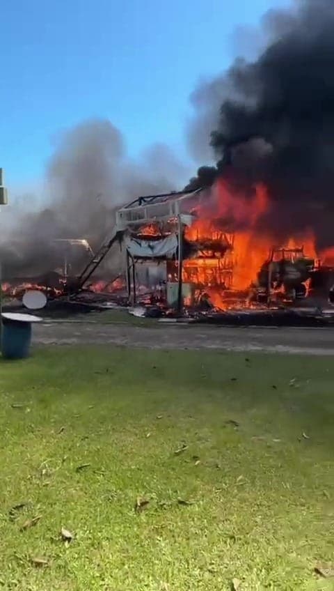 Incêndio de grandes proporções atinge camping em Ubatuba