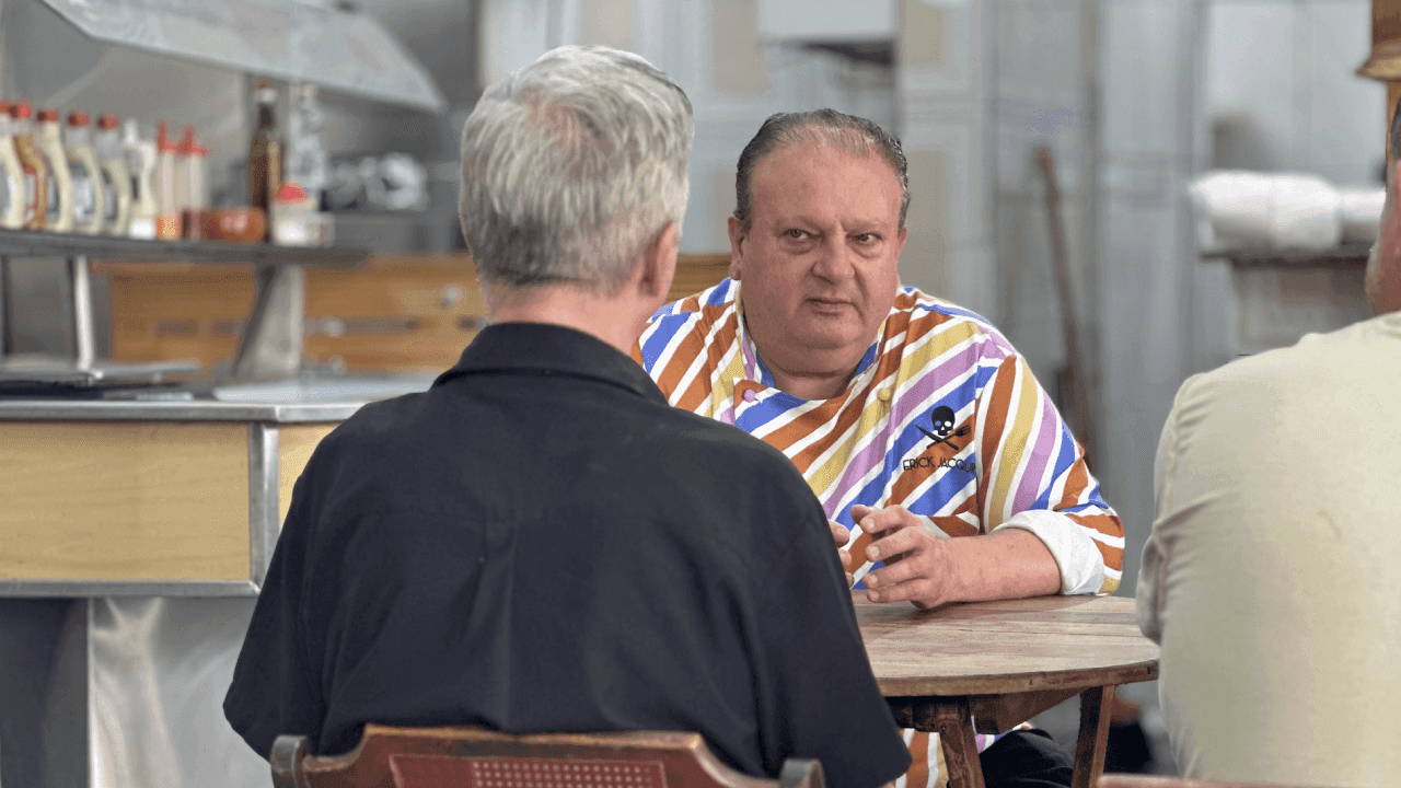 Jacquin confronta dono do Showrrasco sobre sujeira no restaurante