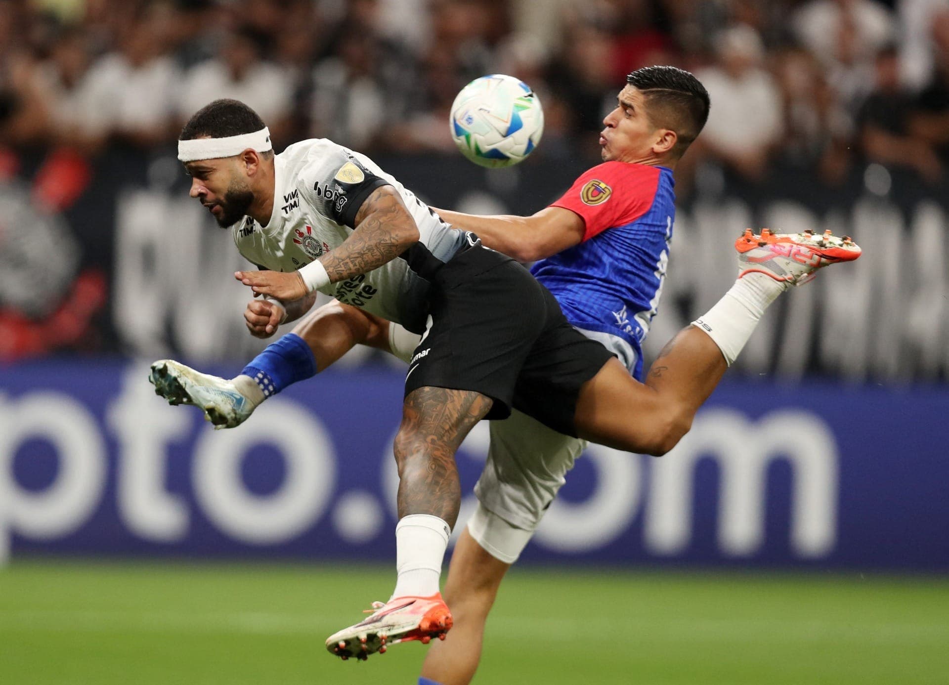 Memphis Depay em Corinthians x Universidad Central