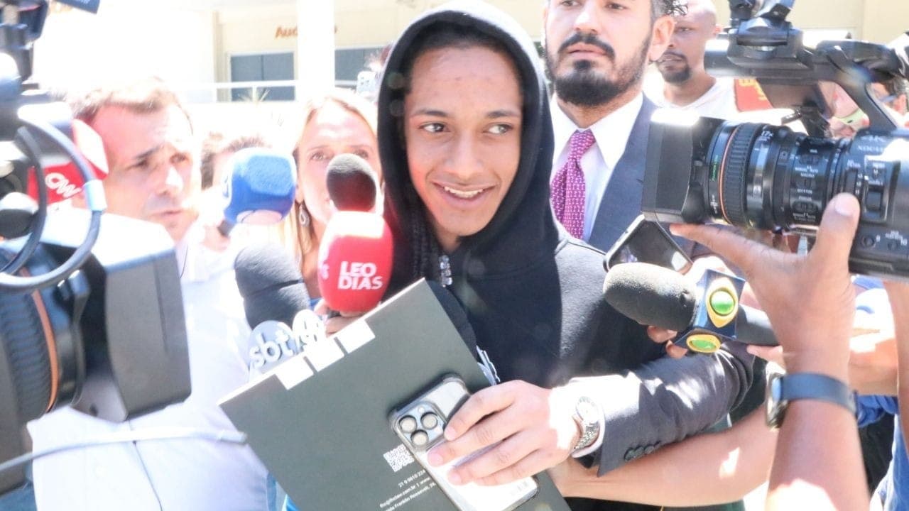 O rapper Oruam é liberado e deixa a delegacia no Rio