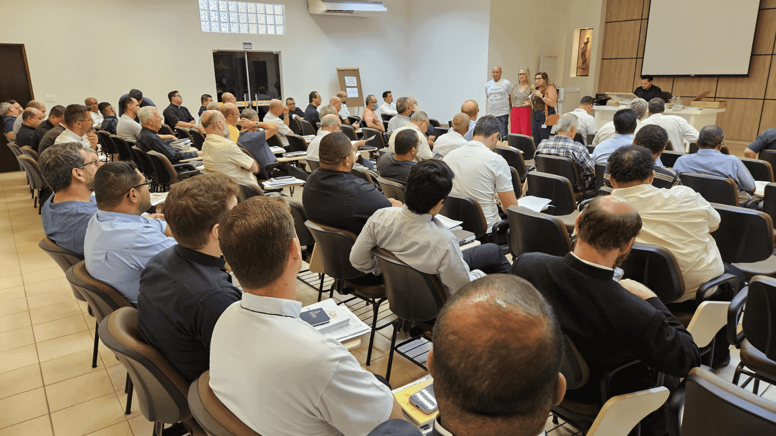 Os encontros foram igrejas católicas e evangélicas