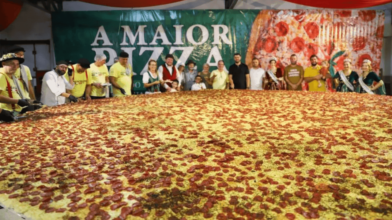 Pizza de seis metros é servida em festa em Santa Catarina
