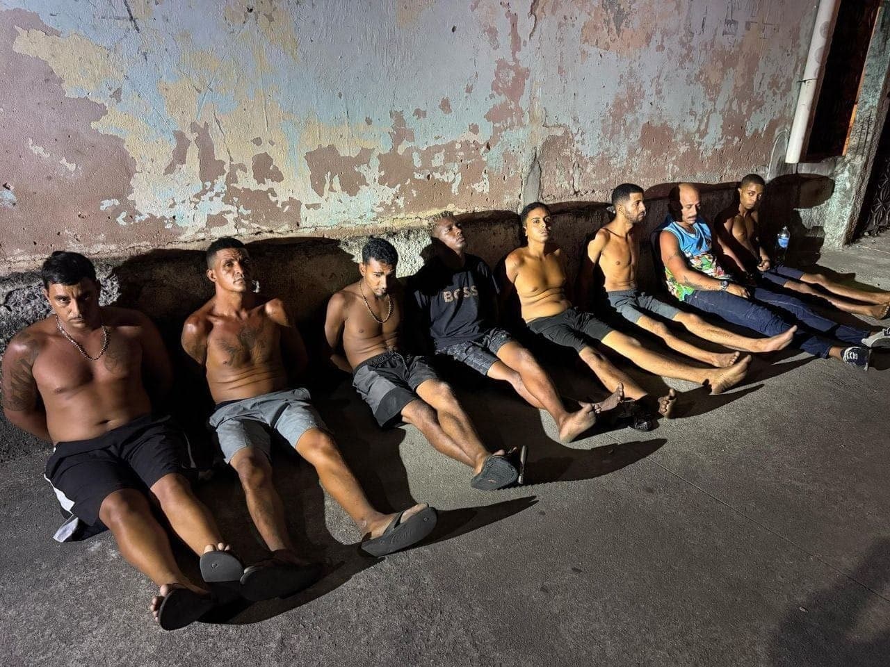 No local, os policiais encontraram o grupo vendendo drogas e portando o armamento