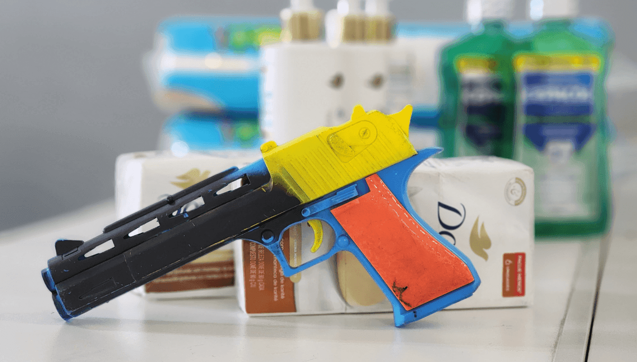 Foram apreendidos cerca de R$ 300 em produtos e uma arma falsa