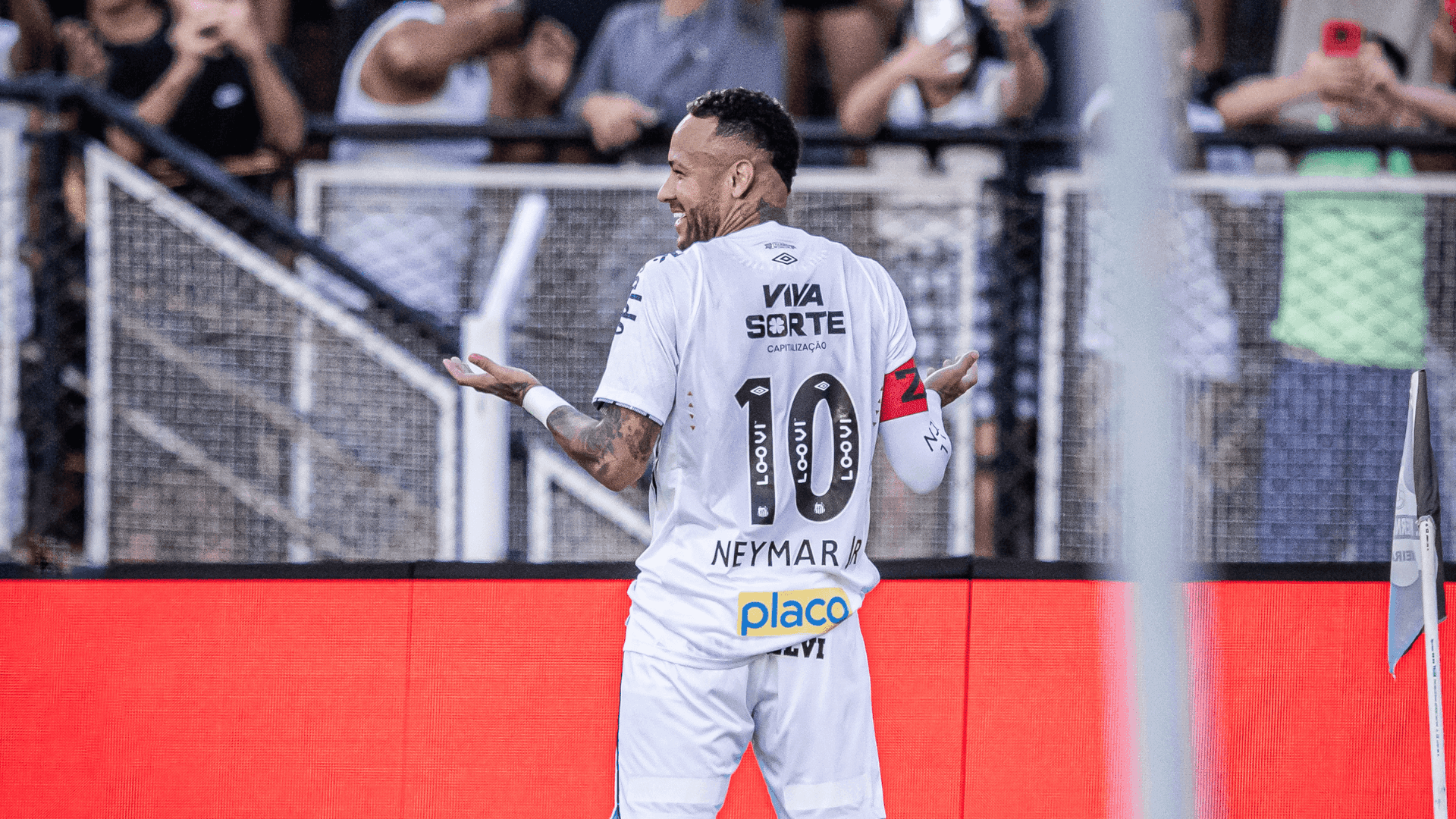 Neymar marcou um gol olímpico no último jogo contra a Inter de Limeira
