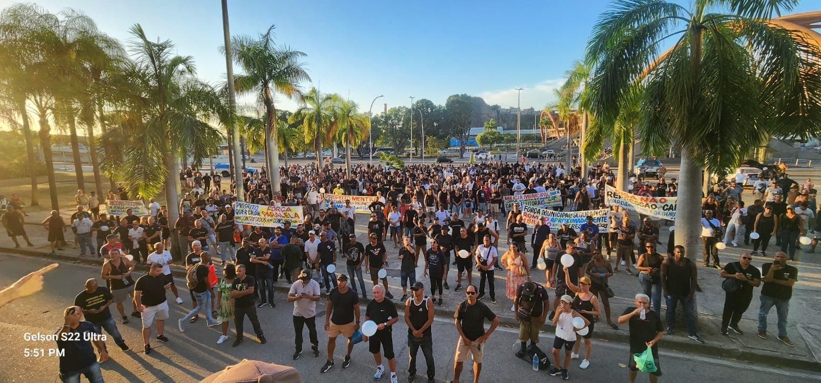 Os agentes, que estavam de folga, caminharam da Candelária, na Avenida Presidente Vargas, no Centro do Ri