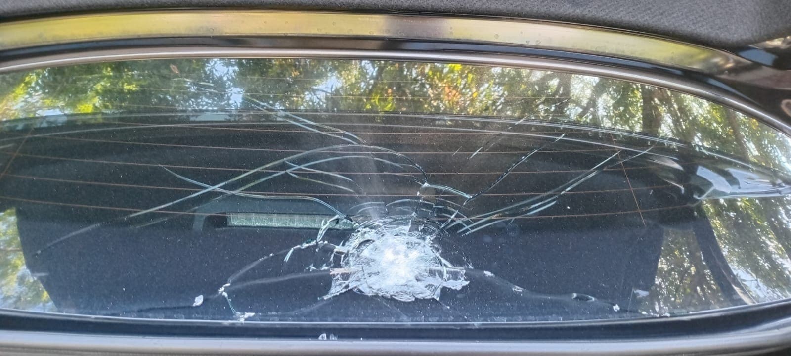 Segundo o relato do motorista dos 11 disparos, três atingiram o veículo